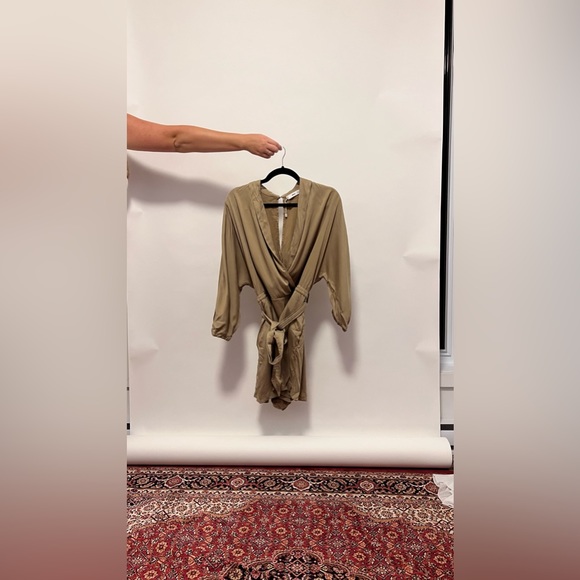 Beige short satin jumpsuit - Picture 2 of 4